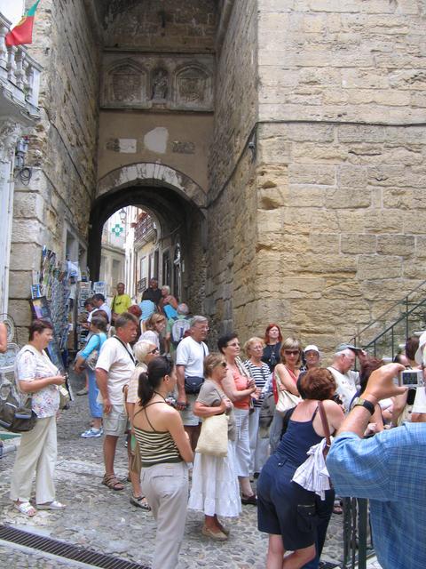 Coimbra - brama obronna na stromym zejściu do miasta