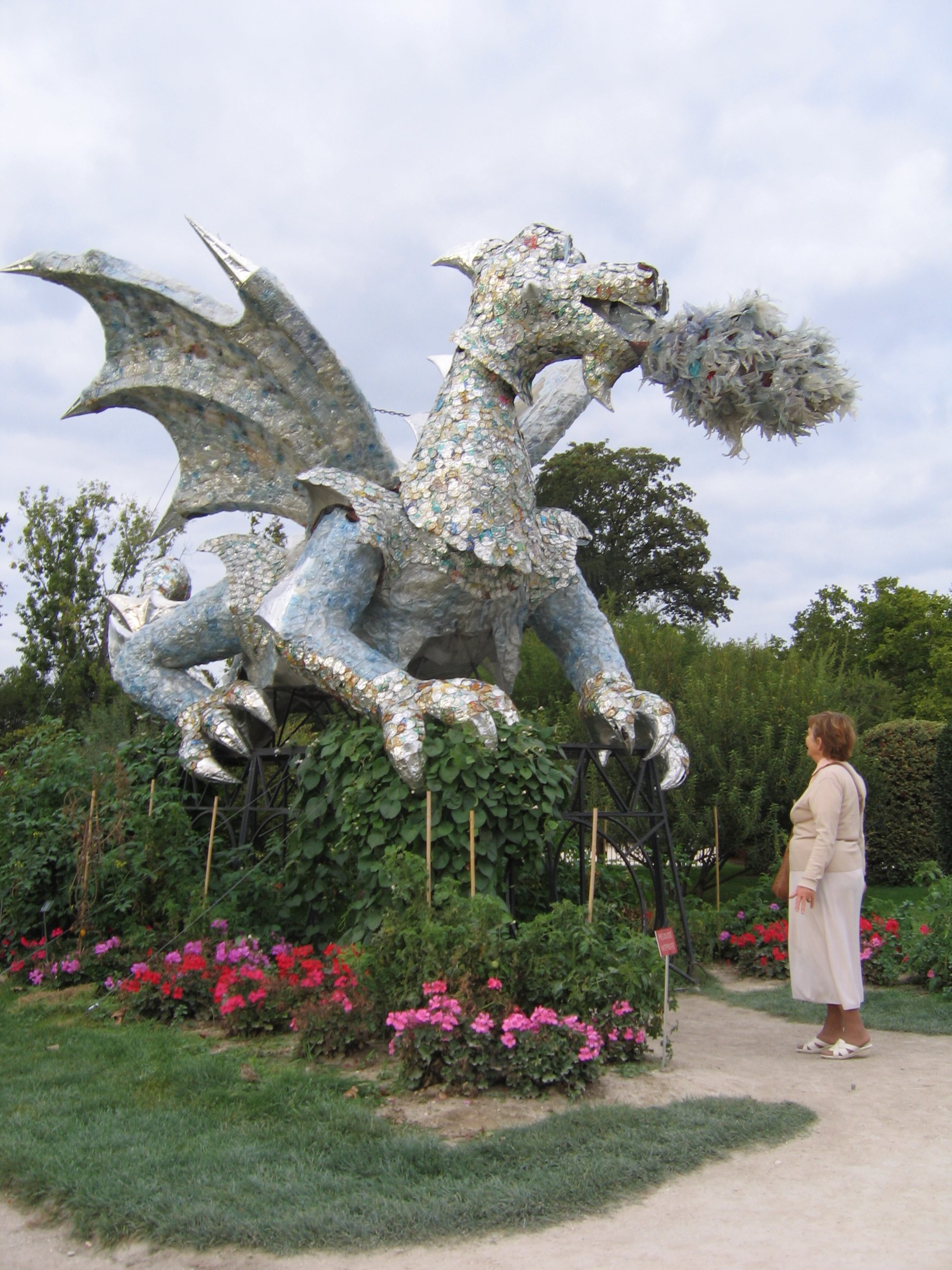 Jardin des Plantes - pilnujący wejścia smok (z puszek)