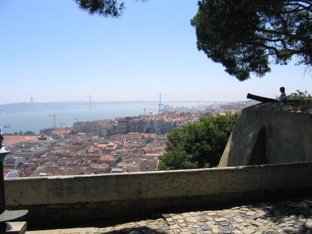 Lizbona - widok z zamku Św. Jerzego na most 25 kwietnia (zbudowany przez Salazara)