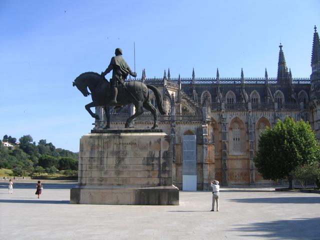 Batalha - pomnik przed kościołem M. B. Zwycięskiej
