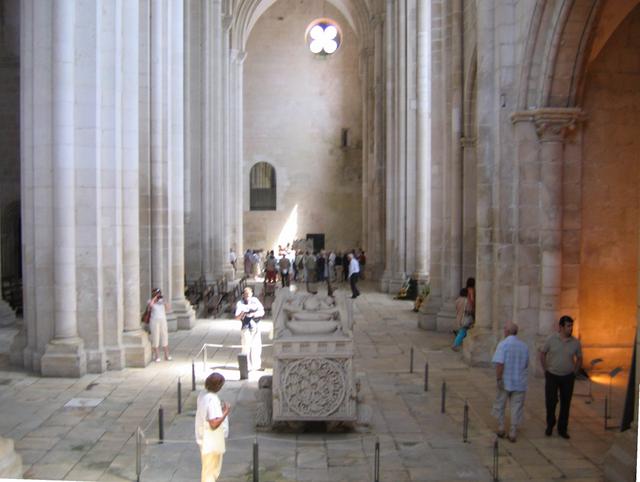 Alcobaca - transept koscioła z grobowcami Ines i Pedra