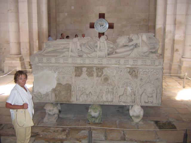 Alcobaca - grobowiec Ines (ona zwrócona nogami do grobowca kochanka)