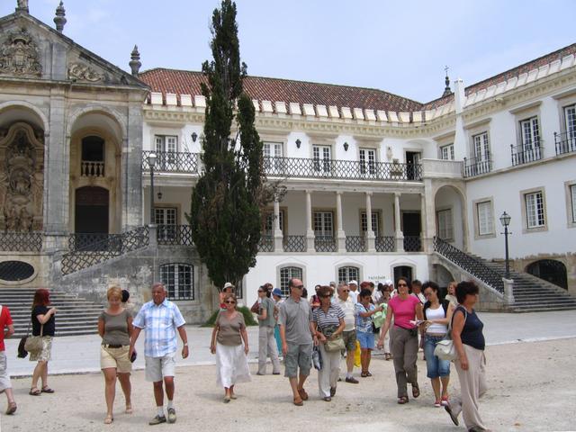 Coimbra - dziedziniec uniwersytecki z wejściem do pałacu