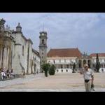 Coimbra - dziedziniec uniwersytecki z widokiem na "kozę" (wieżę z zegarem)