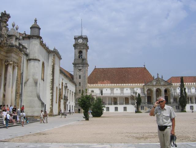 Coimbra - dziedziniec uniwersytecki z widokiem na "kozę" (wieżę z zegarem)