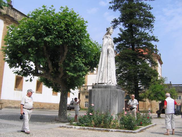 Coimbra - królowa Izabela przed klasztorem Św. Klary