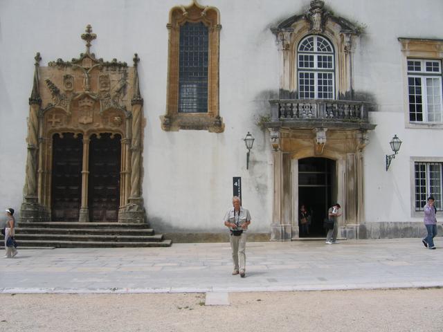 Coimbra - wejścia z dziedzińca do starej bibloteki (z lewej) i kaplicy