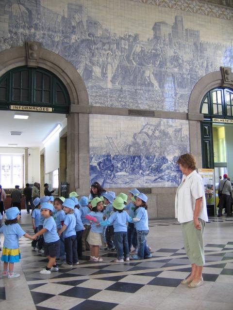 Porto - hala dworca i wycieczka maluchów