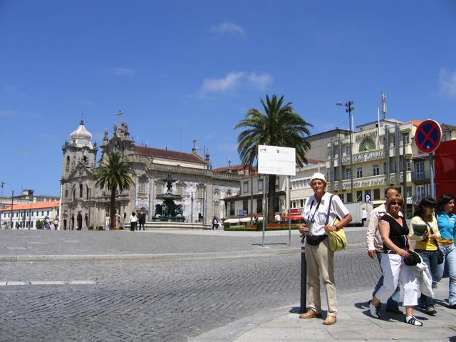 Porto - Praca de Comes z parą kościołów na środku