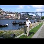 Porto - lewy brzeg Douro i łodzie do dowozu wina (porto)