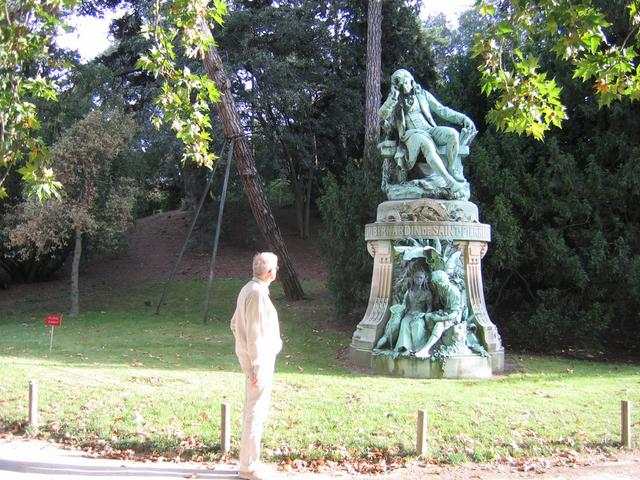 Jardin des Plantes - jeden z pomników