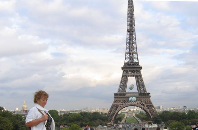 Widok z Trocadero na Pola Masowe (pod wieżą Eiffla)