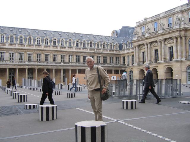 Nowoczesne wyposażenie dziedzinca Palais Royal