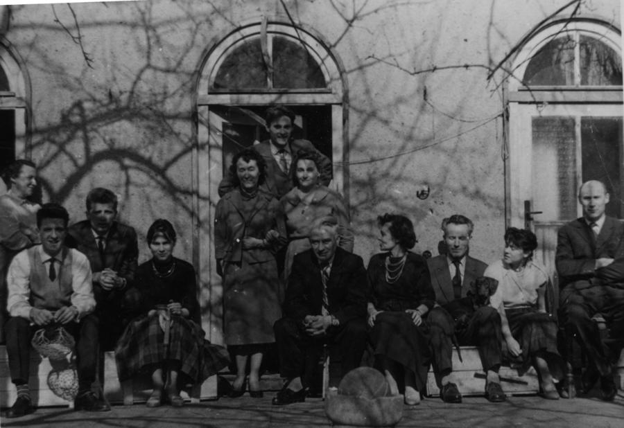 Szczecin - na tarasie przed domem z rodzicami i sąsiadami