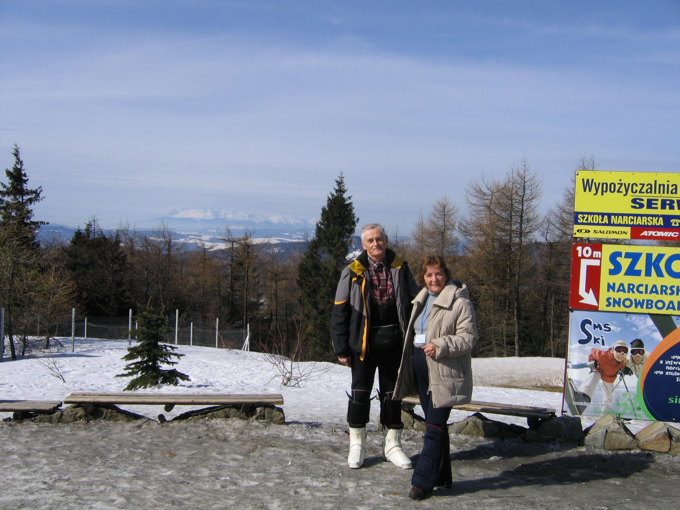 Szczyt Jaworzyny Krynickiej z widokiem na Tatry