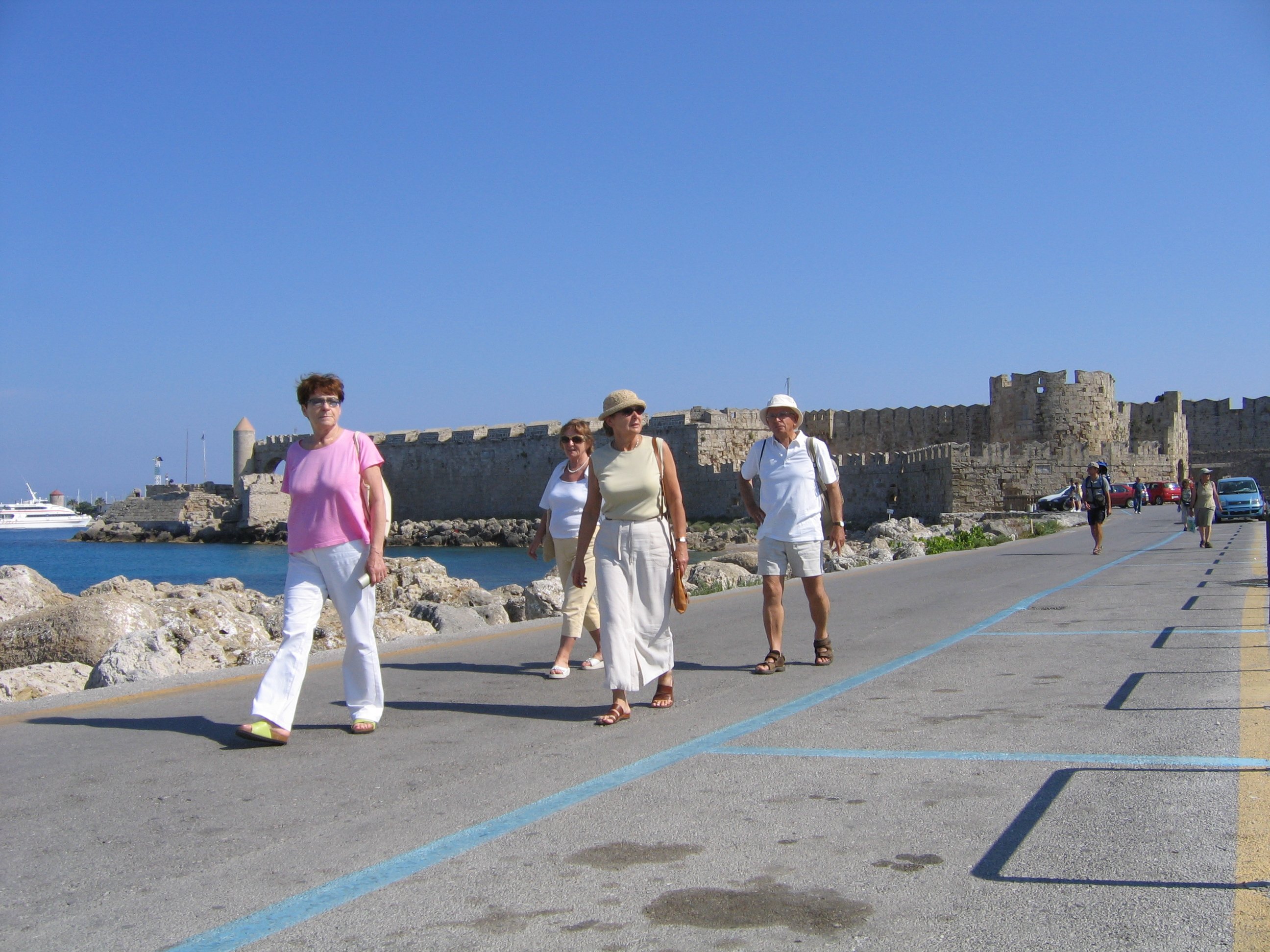 Rodos - dojscie do twierdzy Św. Mikołaja w porcie Mandraki