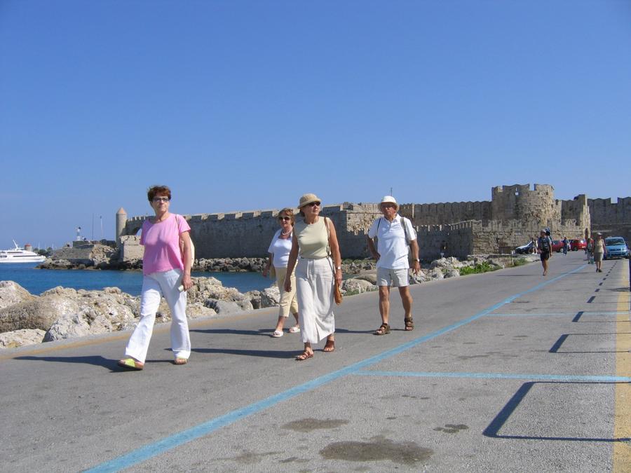 Rodos - dojscie do twierdzy Św. Mikołaja w porcie Mandraki