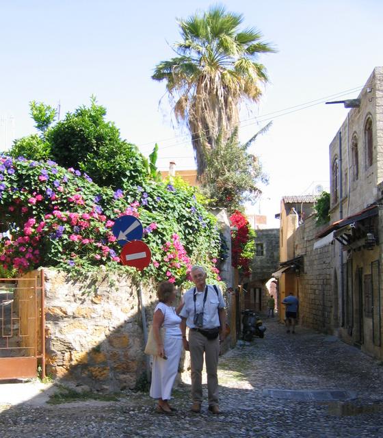 Rodos - kwiaty przy uliczce starego miasta