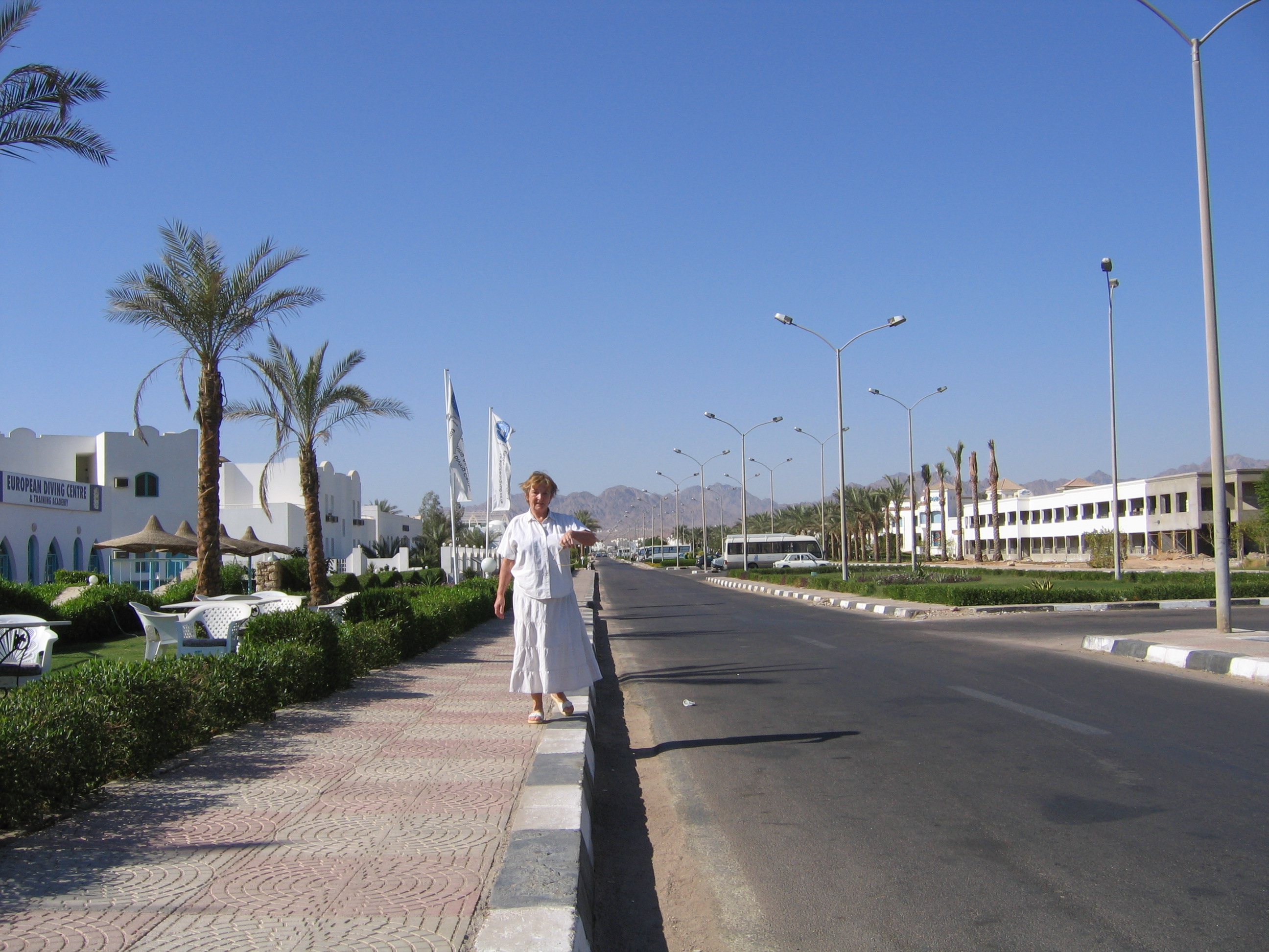 Droga z hotelu na plażę (publiczną)