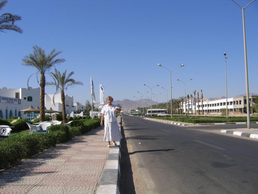 Droga z hotelu na plażę (publiczną)