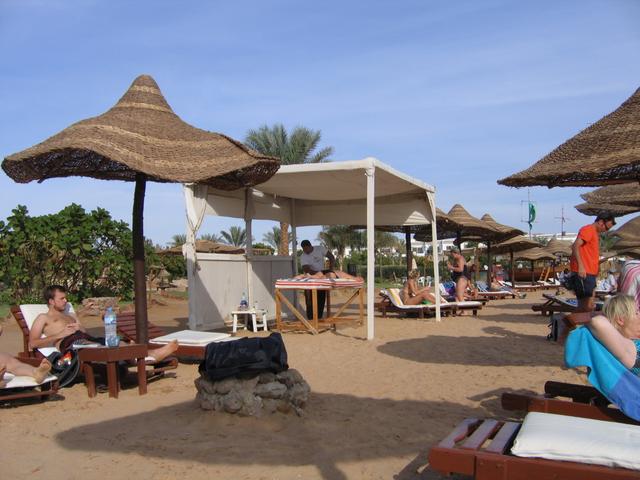 Na hotelowej plaży - pod rekami masażysty