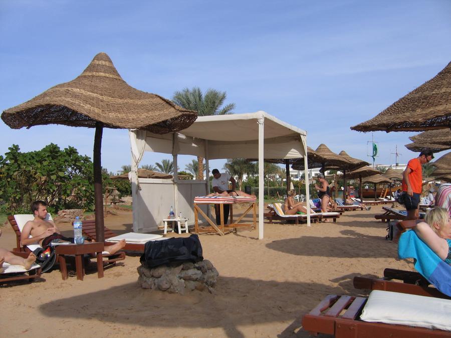 Na hotelowej plaży - pod rekami masażysty