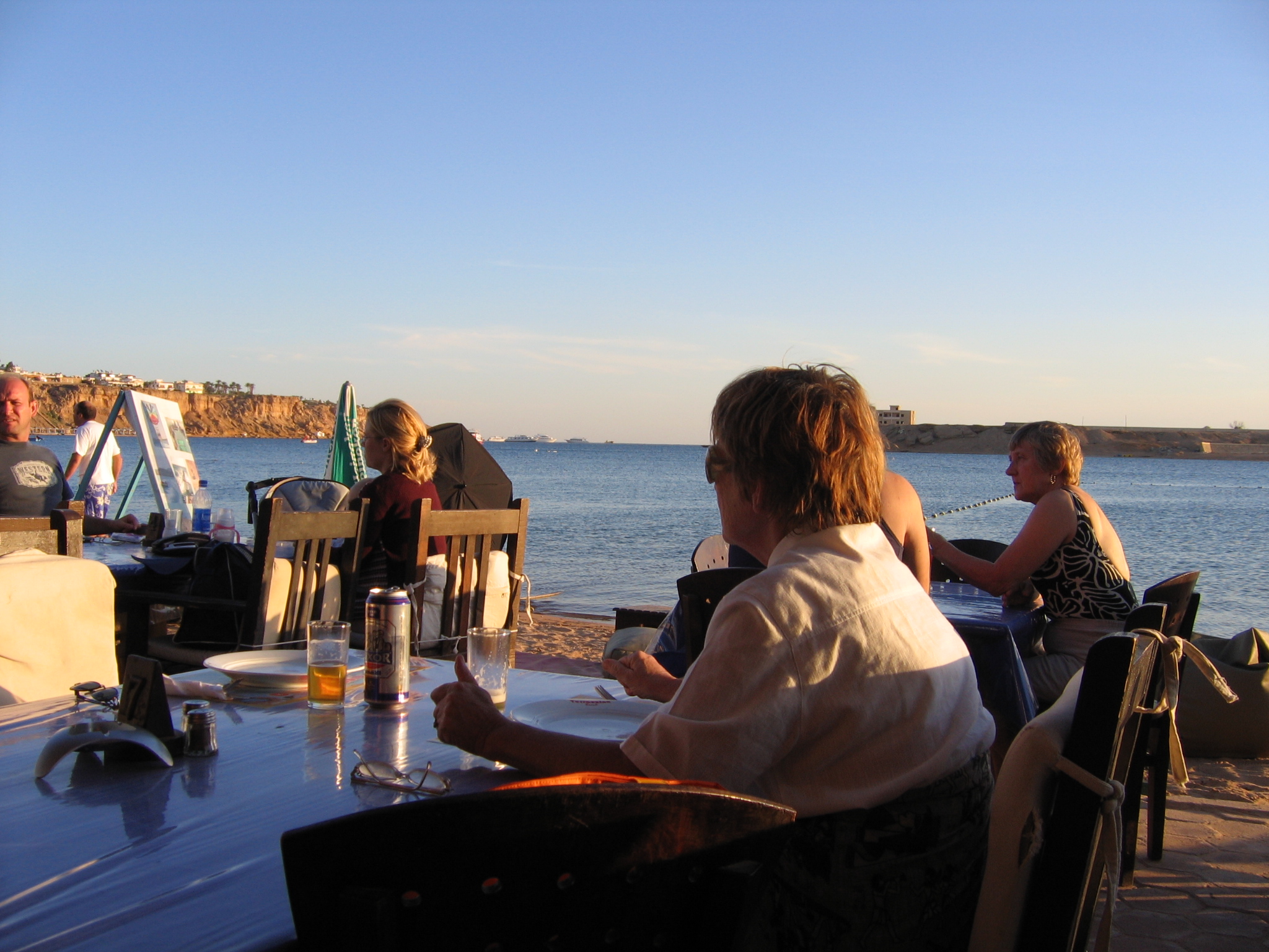 Na hotelowej plaży - w oczekiwaniu na pizzę