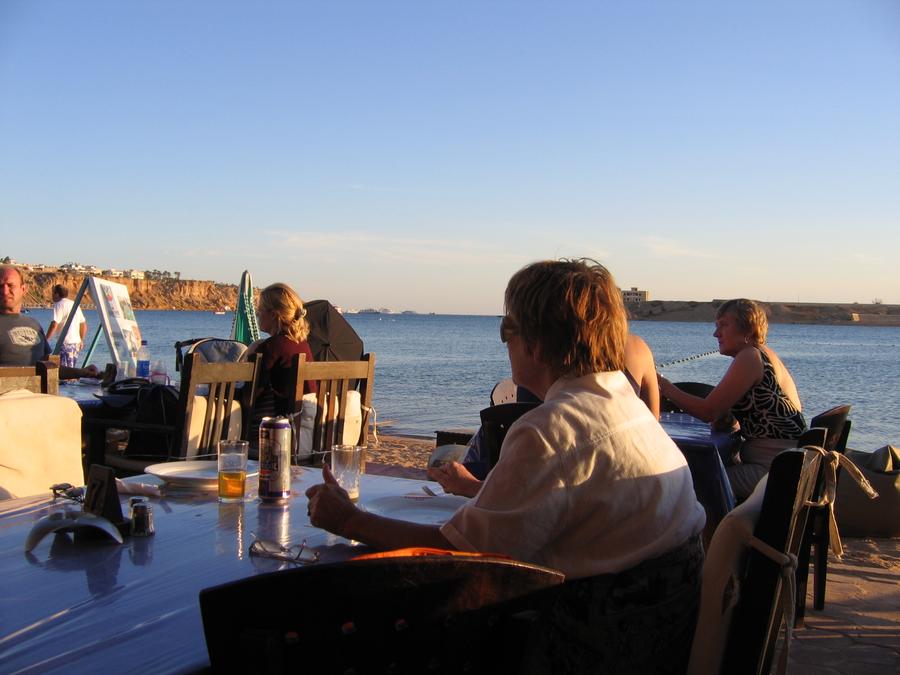 Na hotelowej plaży - w oczekiwaniu na pizzę