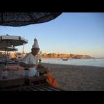 Na hotelowej plaży - dojadanie daktylami