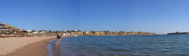 Widok hotelowej plaży (rano)