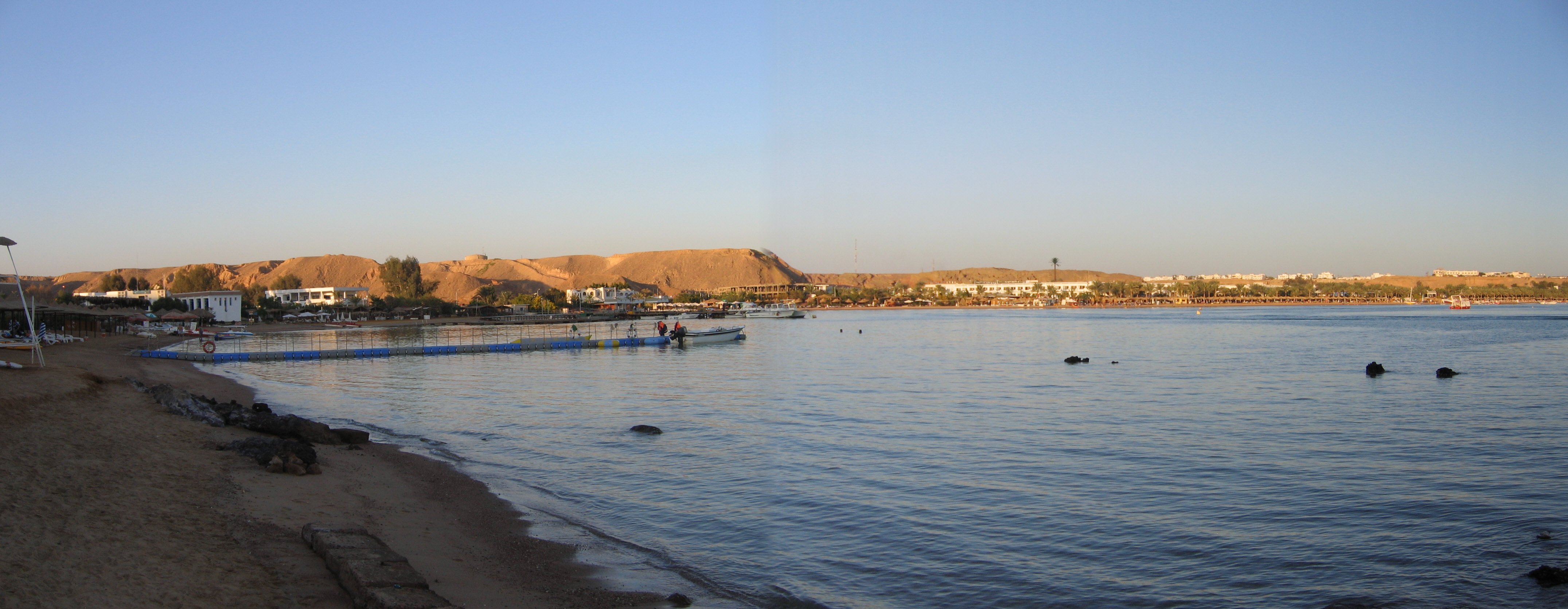 Widok hotelowej plaży (przed zachodem słońca)
