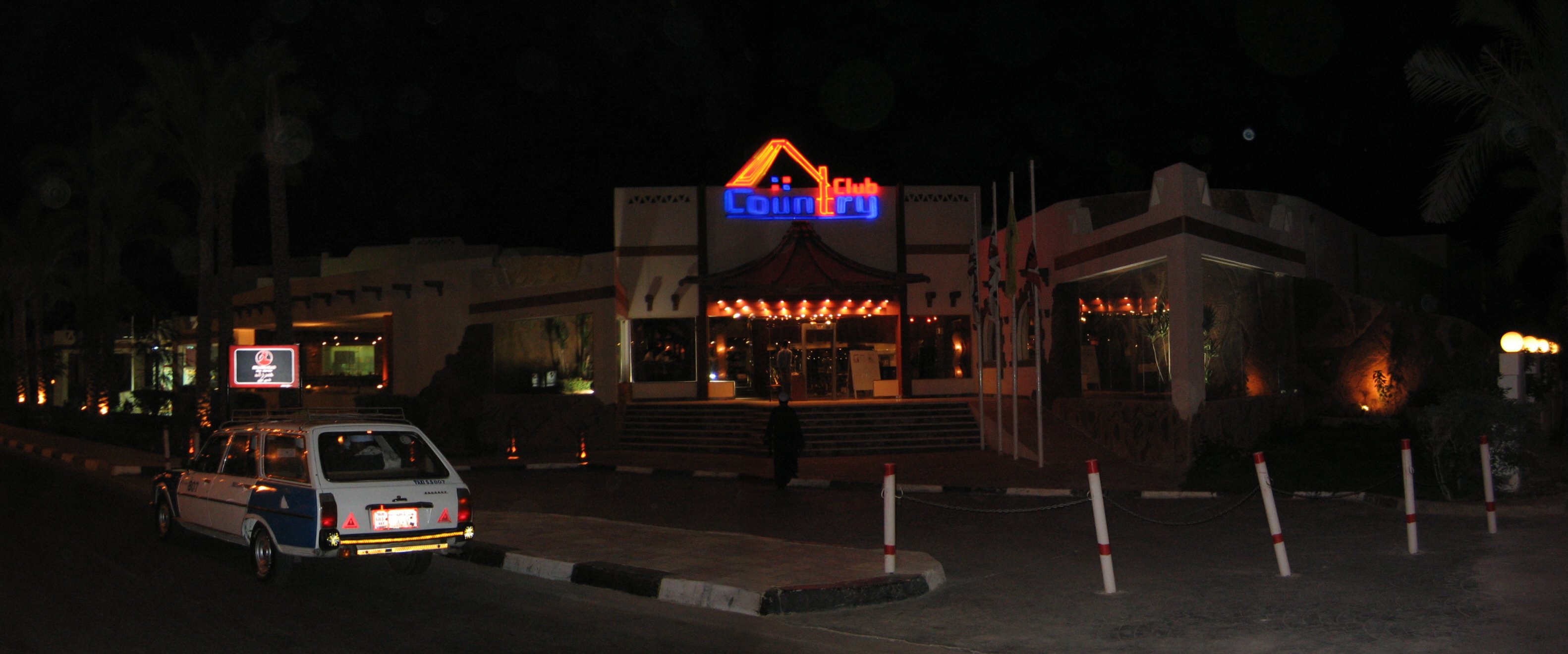 Wejście do naszego hotelu - noc