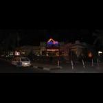 Wejście do naszego hotelu - noc