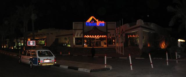 Wejście do naszego hotelu - noc