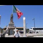 Lizbona - rewolucja goździków pod największą flagą Portugalii