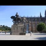 Batalha - pomnik przed kościołem M. B. Zwycięskiej