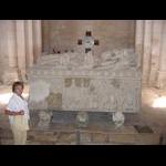 Alcobaca - grobowiec Ines (ona zwrócona nogami do grobowca kochanka)