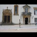 Coimbra - wejścia z dziedzińca do starej bibloteki (z lewej) i kaplicy