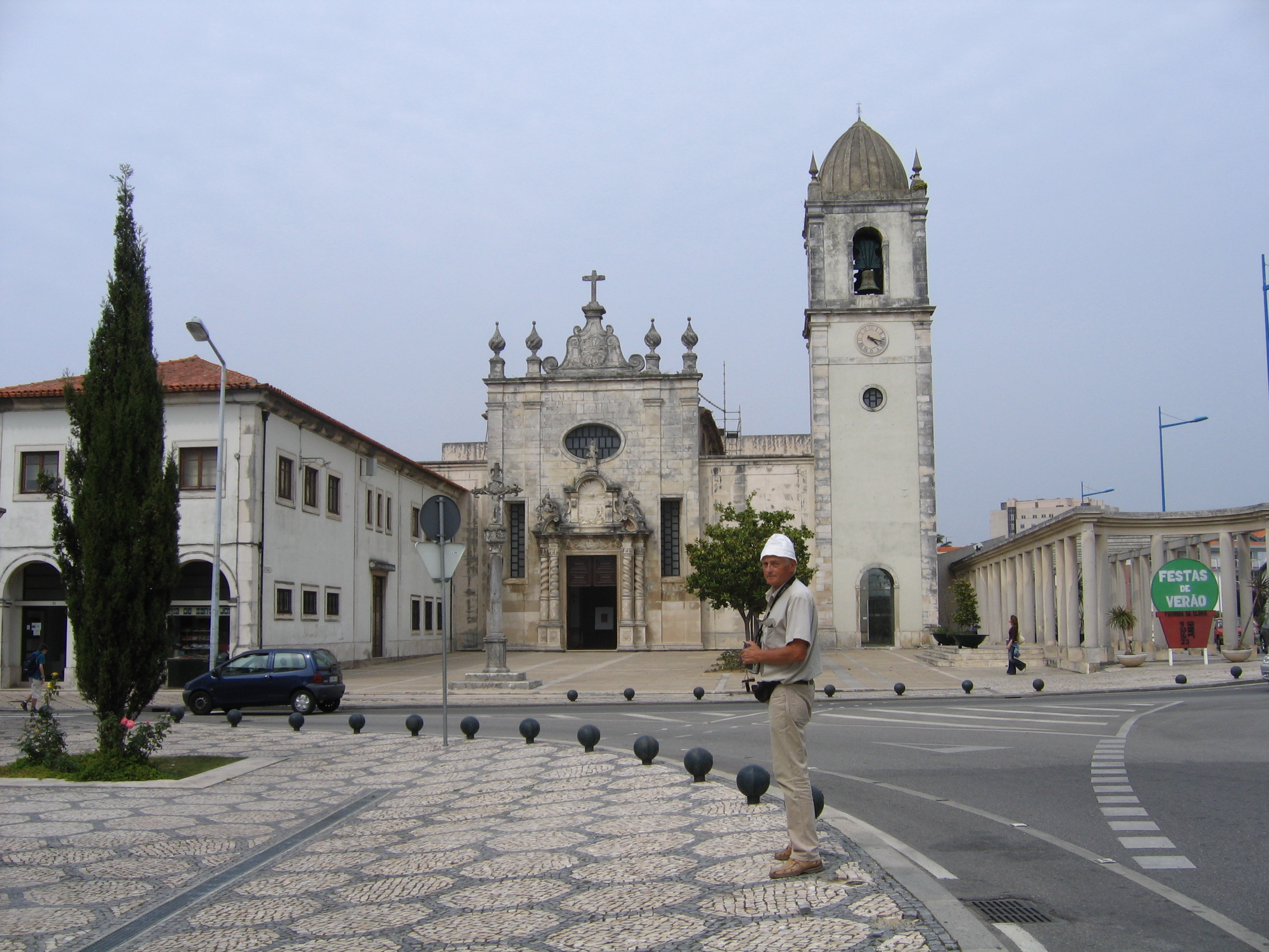 Aveiro - żeliwne kule na krawężnikach przed