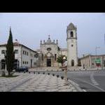 Aveiro - żeliwne kule na krawężnikach przed