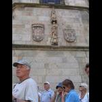 Braga - figura Matki Bożej Karmiącej na murze katedry