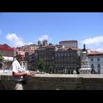 Porto - na górze katedra na postumencie Henryk Żeglarz pokazuje gdzie się urodził