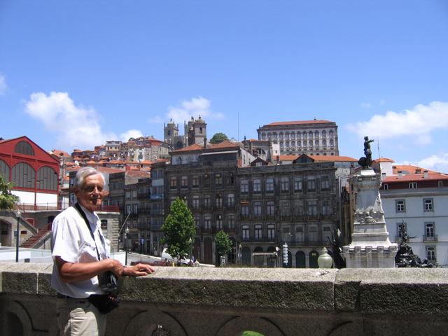 Porto - na górze katedra na postumencie Henryk Żeglarz pokazuje gdzie się urodził