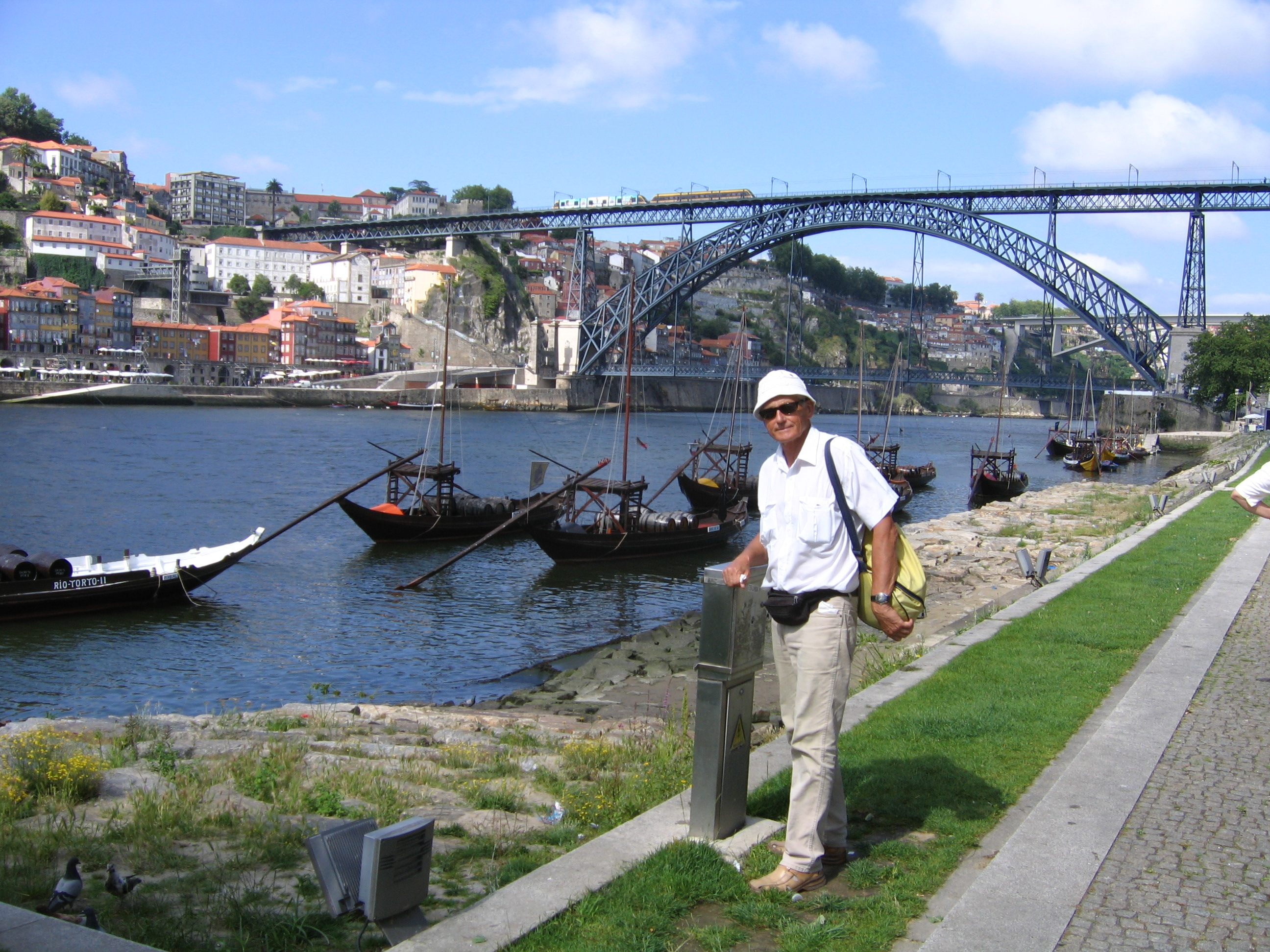 Porto - lewy brzeg Douro i łodzie do dowozu wina (porto)