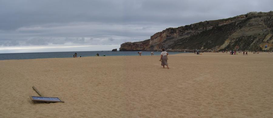 Nazare - plaża z widokiem na Sito (część miasta nad urwiskiem)