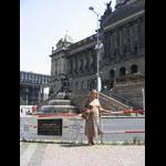 Przed Muzeum Narodowym z nowozakupioną torbą