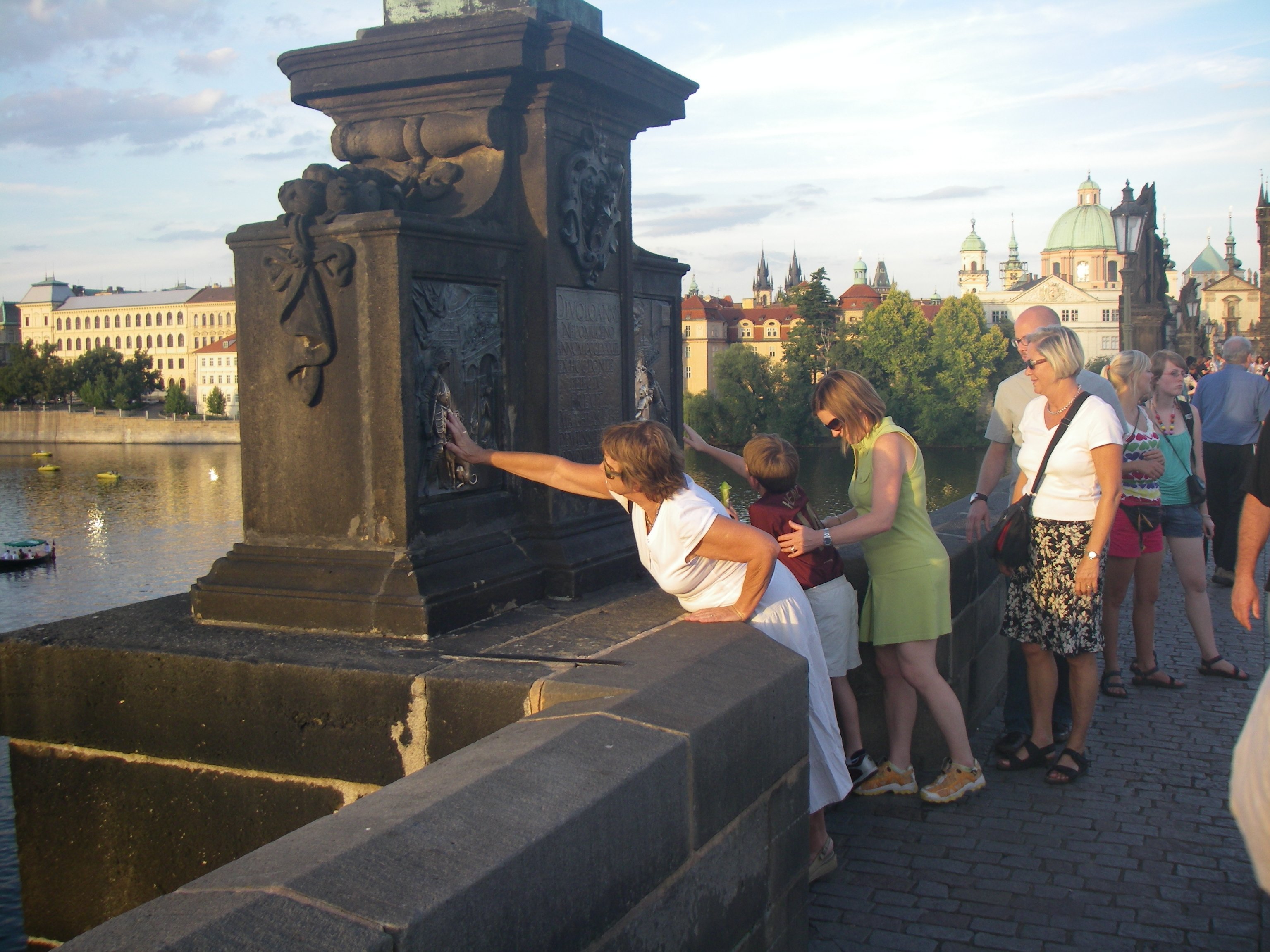 Most Karola i kolejka do Św. Jana Nepomucena
