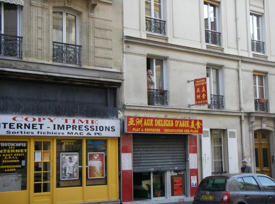 Okna wynajętego przez Wojtka dla nas mieszkania 36 Rue Daubentn