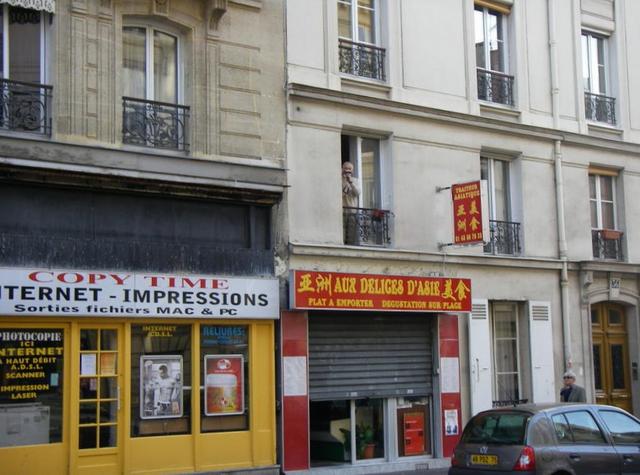 Okna wynajętego przez Wojtka dla nas mieszkania 36 Rue Daubentn