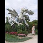 Jardin des Plantes - pilnujący wejścia smok (z puszek)